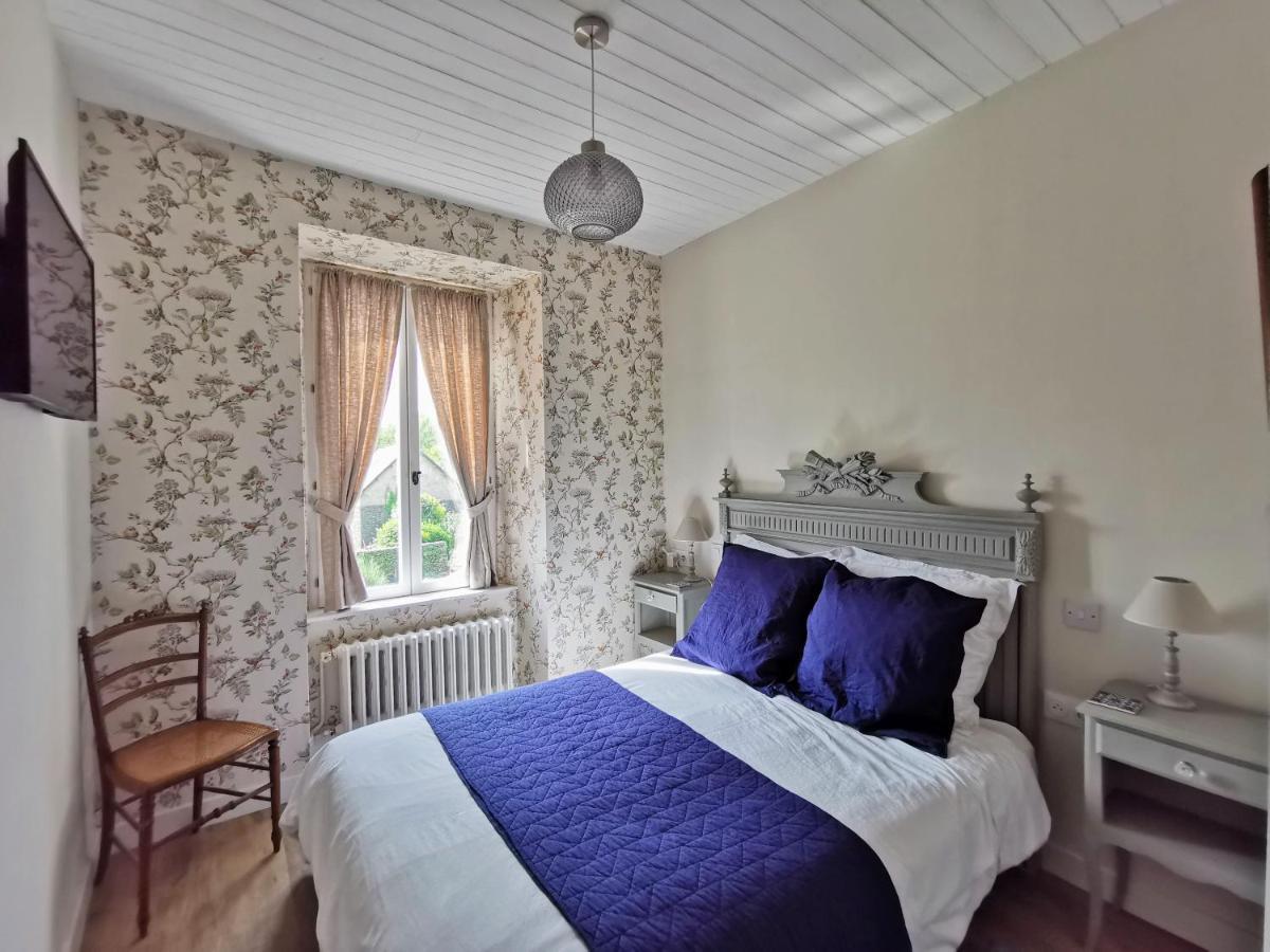 'Les Portes Bleues' Chambres D'Hotes Langourlay Quarto foto